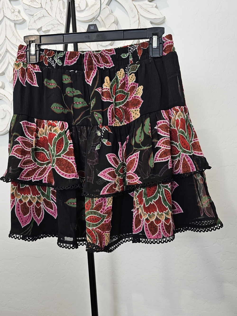 Chelsea & Violet Black Tiered Mini Skirt w/Pink Red Green Floral Women's Sz Med